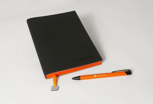 Оранжевая ручка с блокнотом